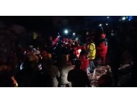 55 yaşındaki kadın enkazdan 90 saat sonra kurtarıldı