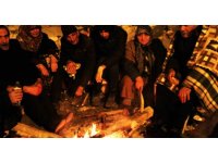 Eksi 9 derecede enkaz bölgesinde ateş başında bekliyorlar