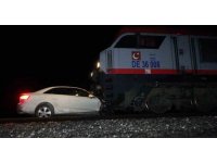 Trenin altında kalan otomobildeki 2 kişi ölümden döndü