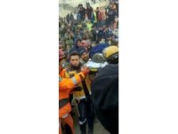 İsrail arama kurtarma ekibi 102 saat sonra bir vatandaşı enkazdan sağ çıkardı