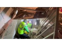 Ekiplerin enkaz altından can kurtarma mücadeleleri kamerada