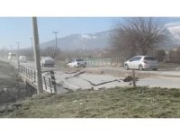 Deprem yollarda büyük hasar oluşturdu