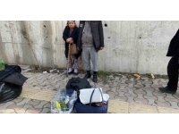 Yaşlı çift deprem bölgesinden başka şehre sevki için kuşlarıyla bekledi