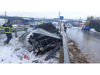 Hafif ticari araç bariyerlere çarptı: 2 yaralı