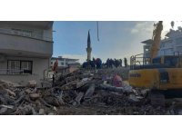 Depremde hasar gören ve tehlike arz eden minare ekipler tarafından yıkıldı