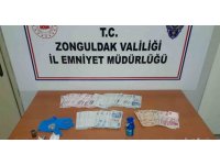 Otomobilin camını kırarak para çalan 2 şüpheli tutuklandı