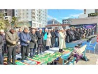 Cami depremde hasar gördü, cemaat meydanda cuma namazı kıldı