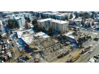 TSK arama-kurtarma ekipleri, enkaz alanında vatandaşların bulunması için yoğun çaba sarf ediyor