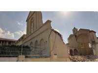 Depremde tarihi kilise de yıkıldı