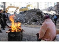 Enkaz başında umutla bekleyiş