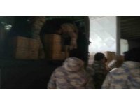 Mehmetçik, yardım malzemelerini intikalin zor olduğu bölgelere ulaştırıyor