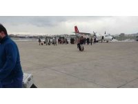 Mehmetçik, Kahramanmaraş’ta depremzedelerin tahliyesine devam ediyor