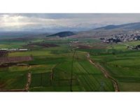 Depremden sonra köyde yaşanan fay kırığı havadan görüntülendi