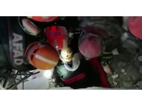 Enkaz altındaki kadın 99’uncu saatte kurtarıldı