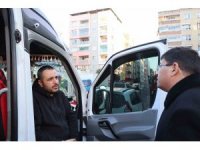 Başkan Özcan depremzede vatandaşlarla kucaklaşmaya devam ediyor