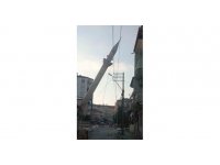 Elazığ’da hasar alan minare kontrollü bir şekilde yıkıldı