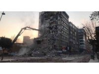 Elazığ’da beşik gibi sallanan binanın yıkımına başlandı