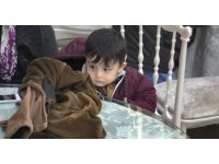 Depremde evlerine giremeyen vatandaşlar düğün salonuna akın etti