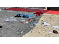 Evinde ne bulduysa dışarı attı