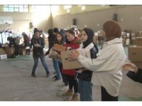 Tatile rağmen okulları terk etmeyip depremzedeler için seferber oldular