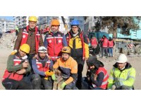 Ezan okunurken uluyan köpek ve yavruları, sesi fark eden görevlilerce enkazdan kurtarıldı