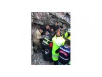 Enkaz altında kalan 2 kız kardeşin kurtarıldığı anlar ortaya çıktı