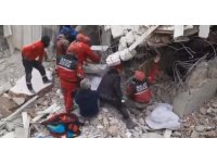 Kurtarma ekibinin enkaz altında kaldığı anlar kameraya yansıdı