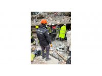 Van polisi 108 saat sonra bir kadını enkaz altından sağ çıkardı