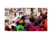 Hamile kadın 129 saat sonra enkazdan çıkartıldı