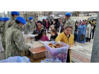 Mehmetçik’ten depremzedelere sıcak yemek ikramı
