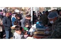 Mehmetçik Şanlıurfa’da depremzedelere sıcak yemek dağıtıyor