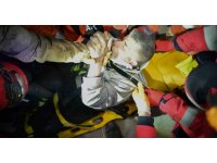 138 saat sonra enkazdan çıktı, umutla elini salladı, askerin elini öptü