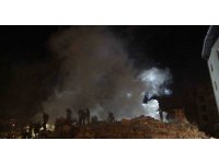 Enkazda çalışmalar sırasında çıkan yangını ekipler söndürdü