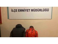 Kepenklerini araçla çarpıp kırdıkları işyerini soydular