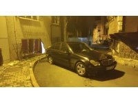 Fatih’te el freni çekilmeyen otomobil çarptığı evin duvarını yıktı