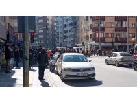 Otomobille çarpışan motosikletli kurye ağır yaralandı