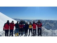 Karın geçit vermediği mezrada mahsur kalan depremzedeler