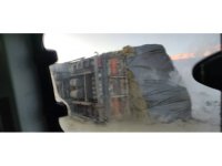 Kop Dağı’nda saman yüklü kamyon devrildi sürücünün burnu bile kanamadı