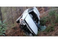 Depremzedelerin içerisinde bulunduğu otomobil şarampole yuvarlandı: 3 yaralı