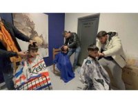 Depremzede çocukları tıraş ettiler