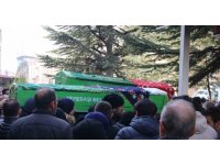 Depremde hayatını kaybeden Özlem öğretmen ve 5 yaşındaki kızı toprağa verildi