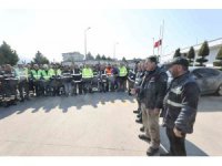 Bakan Dönmez, deprem bölgesinde çalışan elektrik işçilerini ziyaret etti