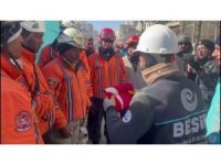 Türk arama kurtarma ekibinden Venezüellalı ekibe Türk bayrağı hediyesi