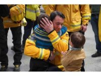 Türkiye’den dönen Alman arama-kurtarma ekibi çiçeklerle karşılandı