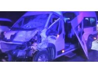 Servis minibüsü saman yüklü kamyonetle çarpıştı: 10 yaralı