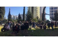 Bina yıkımını topluca mezarlıktan izlediler