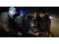 Mehmetçik deprem bölgesinde sıcak yemek dağıtımına devam ediyor