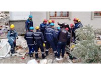 Siirt ekibi enkazdan 30 vatandaşı kurtarmayı başardı