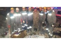 Enkazda buldukları para ve değerli eşyaları güvenlik güçlerine teslim ettiler