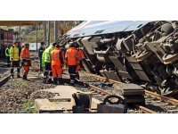 Şiddetli deprem tren vagonlarını devirdi, rayları tahrip etti